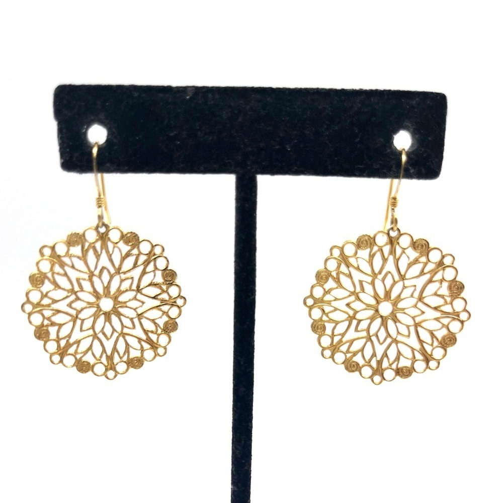 Round filigree earring with intricate design